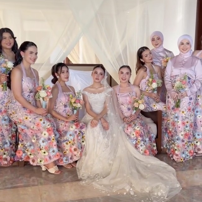 Tampilan Dreamy Bridesmaid Syifa Hadju di Bali Pakai Gaun Pink Bertabur Bunga