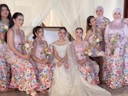 Tampilan Dreamy Bridesmaid Syifa Hadju di Bali Pakai Gaun Pink Bertabur Bunga