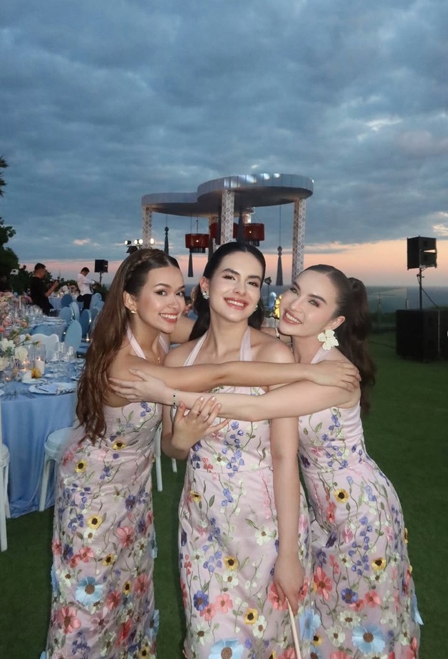 Beberapa bridesmaid, seperti Rebecca Klopper, Steffi Zamora, dan Elina Joerg memilih model halter neck yang memperlihatkan bagian pundak dan leher. Foto: Instagram/@steffizamoraaa