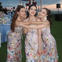 Beberapa bridesmaid, seperti Rebecca Klopper, Steffi Zamora, dan Elina Joerg memilih model halter neck yang memperlihatkan bagian pundak dan leher. Foto: Instagram/@steffizamoraaa