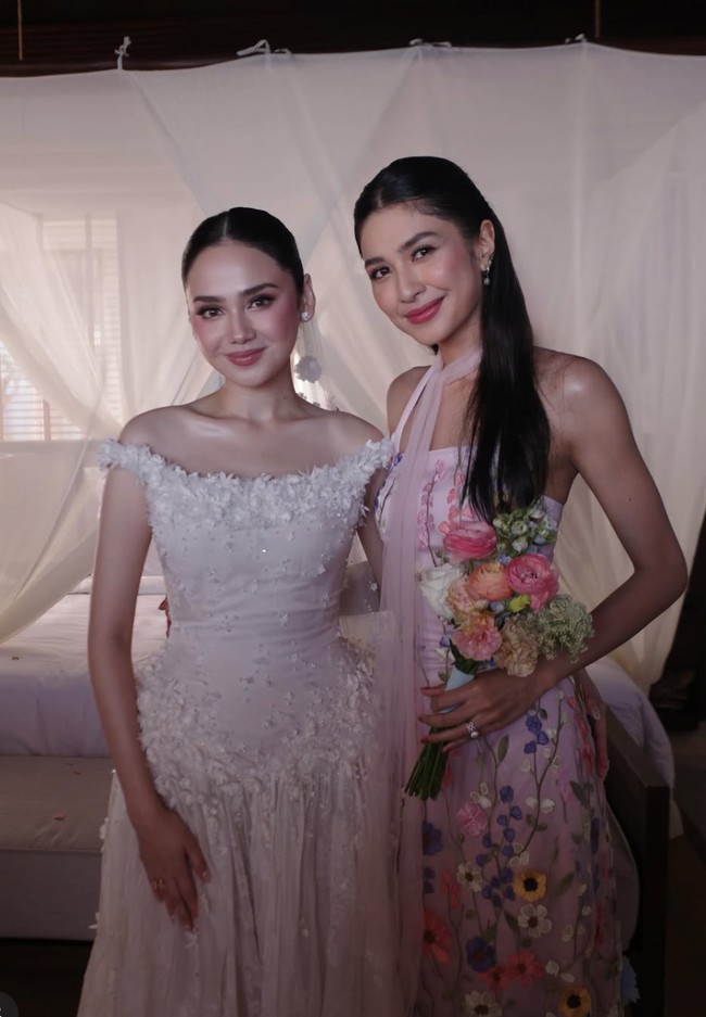 Mikha Tambayong juga tampil dengan dress model halter neck. Namun ia menambahkan aksen syal panjang berbahan tulle senada yang mempermanis tampilannya. Foto: Instagram/@miktambayong