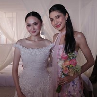 Mikha Tambayong juga tampil dengan dress model halter neck. Namun ia menambahkan aksen syal panjang berbahan tulle senada yang mempermanis tampilannya. Foto: Instagram/@miktambayong
