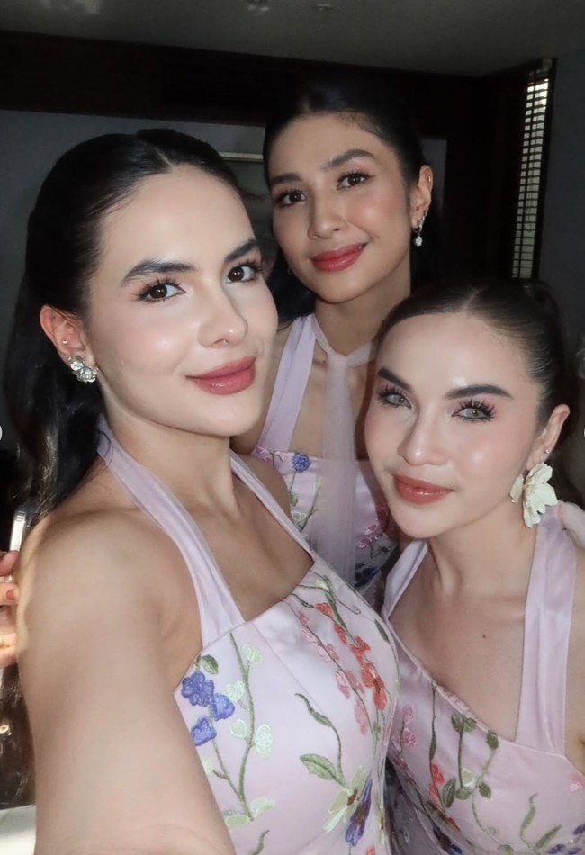 Melengkapi penampilannya, para bridesmaid memilih tampil dengan riasan natural flawless yang soft. Lipstik pink nude tampak mendominasi, senada dengan busana yang dikenakan. Foto: Instagram/@steffizamoraaa