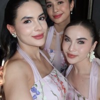 Melengkapi penampilannya, para bridesmaid memilih tampil dengan riasan natural flawless yang soft. Lipstik pink nude tampak mendominasi, senada dengan busana yang dikenakan. Foto: Instagram/@steffizamoraaa