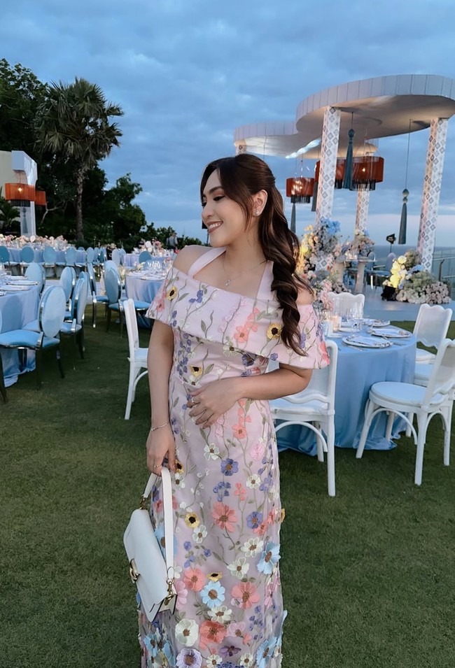 Sedikit lebih  tertutup, model sabrina juga jadi pilihan beberapa bridesmaid. Ditambah dengan riasan dan tatanan rambut yang pas, bikin penampilan tak kalah memukau. Foto: Instagram/@jovankalexndra