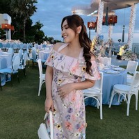 Sedikit lebih  tertutup, model sabrina juga jadi pilihan beberapa bridesmaid. Ditambah dengan riasan dan tatanan rambut yang pas, bikin penampilan tak kalah memukau. Foto: Instagram/@jovankalexndra