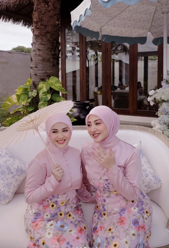 Sementara para bridesmaid yang berhijab, seperti Kesha Ratuliu dan Margin Wieheerm, tampil tertup dengan tambahan atasan crop top lengan panjang yang memiliki potongan high neck. Penampilannya dilengkapi dengan hijab polos yang juga berwarna pink. Foto: Instagram/@kesharatuliu05
