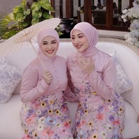 Sementara para bridesmaid yang berhijab, seperti Kesha Ratuliu dan Margin Wieheerm, tampil tertup dengan tambahan atasan crop top lengan panjang yang memiliki potongan high neck. Penampilannya dilengkapi dengan hijab polos yang juga berwarna pink. Foto: Instagram/@kesharatuliu05
