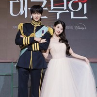 Byeon Woo Seok tampil dalam drama terbarunya di Perfect Crown bersama IU yang tayang pada 10 April 2026. Ia berperan sebagai Pangeran Yi An, putra kedua raja dalam sistem monarki modern Korea Foto: Dok. WeTV, Instagram, Disney+