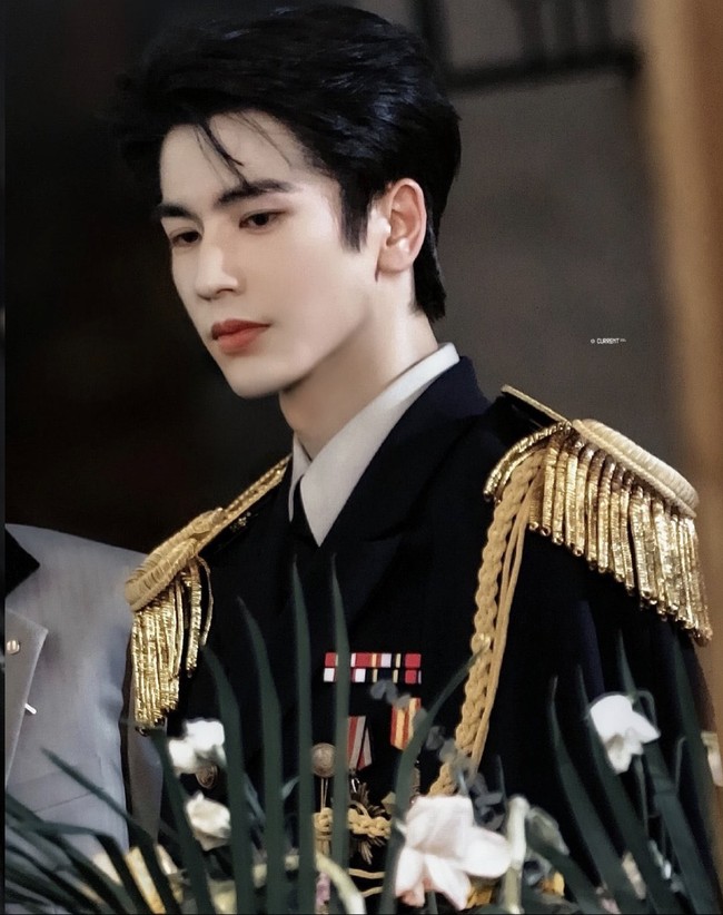 Byeon Woo Seok pun terlihat gagah dan kharismatik dalam balutan royal ceremonial uniform atau seragam militer kerajaan. Foto: Dok. WeTV, Instagram, Disney+