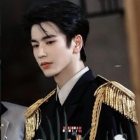 Byeon Woo Seok pun terlihat gagah dan kharismatik dalam balutan royal ceremonial uniform atau seragam militer kerajaan. Foto: Dok. WeTV, Instagram, Disney+