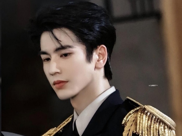 Byeon Woo Seok dan Zhang Linghe Pakai Baju Militer