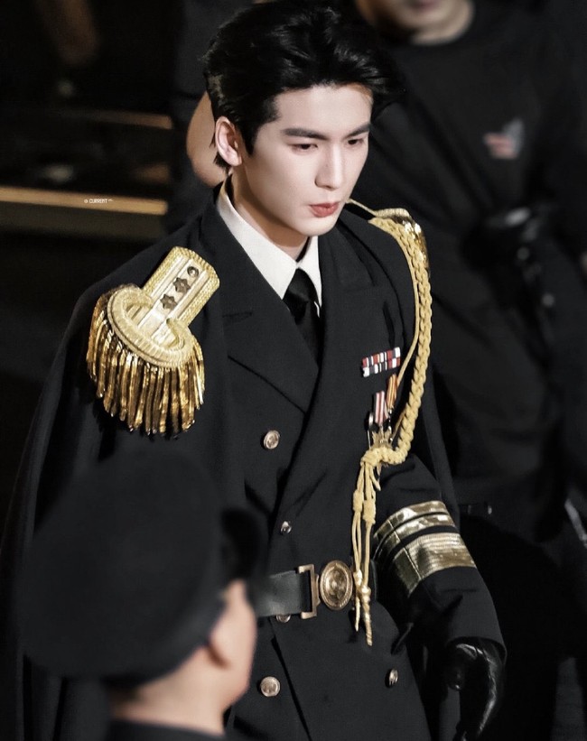 Pada drama China Overdo, Zhang Linghe memainkan karakter Murong Qingyi, anak dari keluarga militer yang punya masa lalu traumatis. Zhang Linghe juga terlihat gagah dalam balutan seragam militer formal. Foto: Dok. WeTV, Instagram, Disney+
