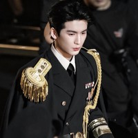 Pada drama China Overdo, Zhang Linghe memainkan karakter Murong Qingyi, anak dari keluarga militer yang punya masa lalu traumatis. Zhang Linghe juga terlihat gagah dalam balutan seragam militer formal. Foto: Dok. WeTV, Instagram, Disney+