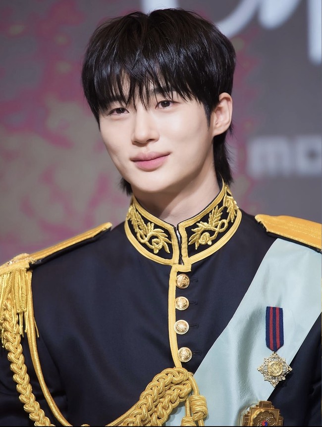 Penampilan Byeon Woo Seok dalam drama Perfect Crown juga bikin netizen terpana. Byeon Woo Seok mengenakan seragam militer warna hitam dengan aksen gold embroidery dan hiasan epaulette. Foto: Dok. WeTV, Instagram, Disney+