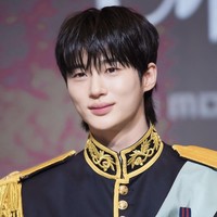 Penampilan Byeon Woo Seok dalam drama Perfect Crown juga bikin netizen terpana. Byeon Woo Seok mengenakan seragam militer warna hitam dengan aksen gold embroidery dan hiasan epaulette. Foto: Dok. WeTV, Instagram, Disney+
