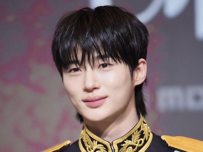 Byeon Woo Seok dan Zhang Linghe Pakai Baju Militer