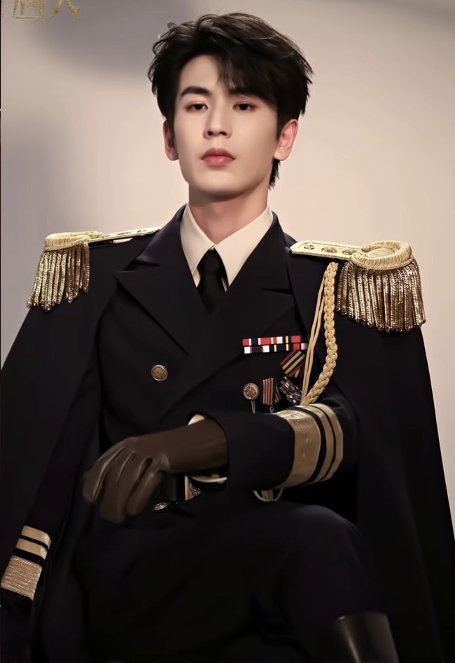 Zhang Linghe pun tak kalah memesona dengan seragam militer hitam emas dan cape dengan sentuhan aristokrat. Foto: Dok. WeTV, Instagram, Disney+