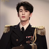 Zhang Linghe pun tak kalah memesona dengan seragam militer hitam emas dan cape dengan sentuhan aristokrat. Foto: Dok. WeTV, Instagram, Disney+
