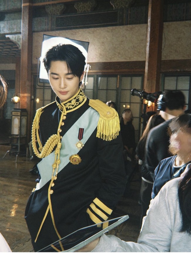 Seragam formal yang dikenakan Byeon Woo Seok ini biasanya dipakai saat acara resmi, upacara kenegaraan dan juga penampilan publik sebagai pangeran. Foto: Dok. WeTV, Instagram, Disney+