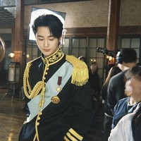 Seragam formal yang dikenakan Byeon Woo Seok ini biasanya dipakai saat acara resmi, upacara kenegaraan dan juga penampilan publik sebagai pangeran. Foto: Dok. WeTV, Instagram, Disney+