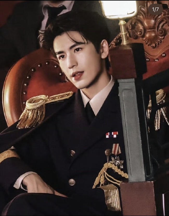 Berbeda dengan Zhang Linghe yang mengambil latar tahun 1912-1949 di drama China Overdo, seragam yang dikenakannya ini adalah menggambarkan kedudukan dan jabatannya dalam elit militer dengan prestasi dan medali. Foto: Dok. WeTV, Instagram, Disney+