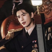 Berbeda dengan Zhang Linghe yang mengambil latar tahun 1912-1949 di drama China Overdo, seragam yang dikenakannya ini adalah menggambarkan kedudukan dan jabatannya dalam elit militer dengan prestasi dan medali. Foto: Dok. WeTV, Instagram, Disney+