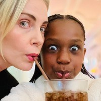 Charlize Theron pernah mengungkap bahwa anaknya mengidentifikasi diri sebagai perempuan transgender sejak usia kecil. “Aku juga berpikir dia laki-laki sampai dia melihatku saat usia 3 tahun dan berkata, ‘Aku bukan laki-laki,’” ujar Theron. Pernyataan tersebut menuai pro dan kontra. Sebagian memuji Theron karena mendukung anaknya, sementara lainnya mengkritik keputusan tersebut karena dianggap terlalu dini. Foto: dok. Instagram @charlizeafrica