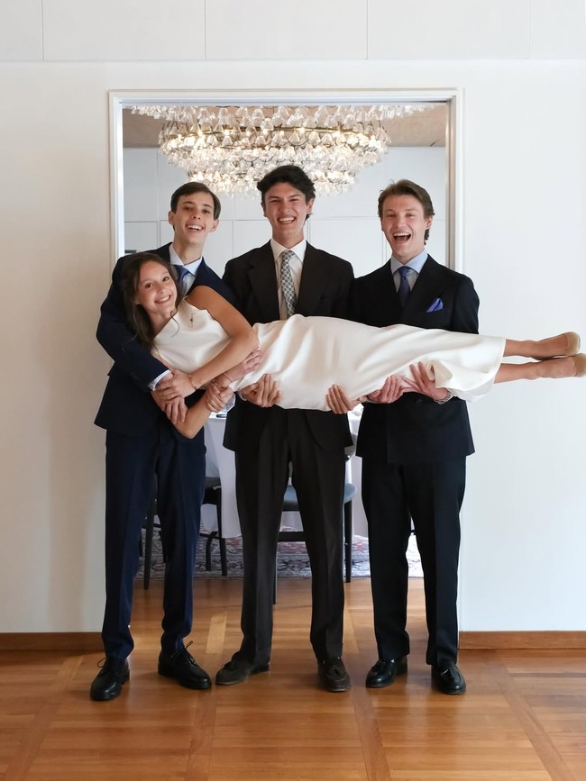 Ia juga berfoto bersama keluarga lengkapnya, termasuk ketiga kakak laki-lakinya, Count Nikolai, Count Felix, dan Count Henrik, yang juga tidak lagi menyandang gelar kerajaan. Salah satu potret yang mencuri perhatian memperlihatkan Athena diangkat secara horizontal oleh ketiga kakaknya, menghadirkan suasana hangat dan santai di tengah momen formal. Foto: dok. Instagram @detdanskekongehus