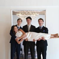 Ia juga berfoto bersama keluarga lengkapnya, termasuk ketiga kakak laki-lakinya, Count Nikolai, Count Felix, dan Count Henrik, yang juga tidak lagi menyandang gelar kerajaan. Salah satu potret yang mencuri perhatian memperlihatkan Athena diangkat secara horizontal oleh ketiga kakaknya, menghadirkan suasana hangat dan santai di tengah momen formal. Foto: dok. Instagram @detdanskekongehus