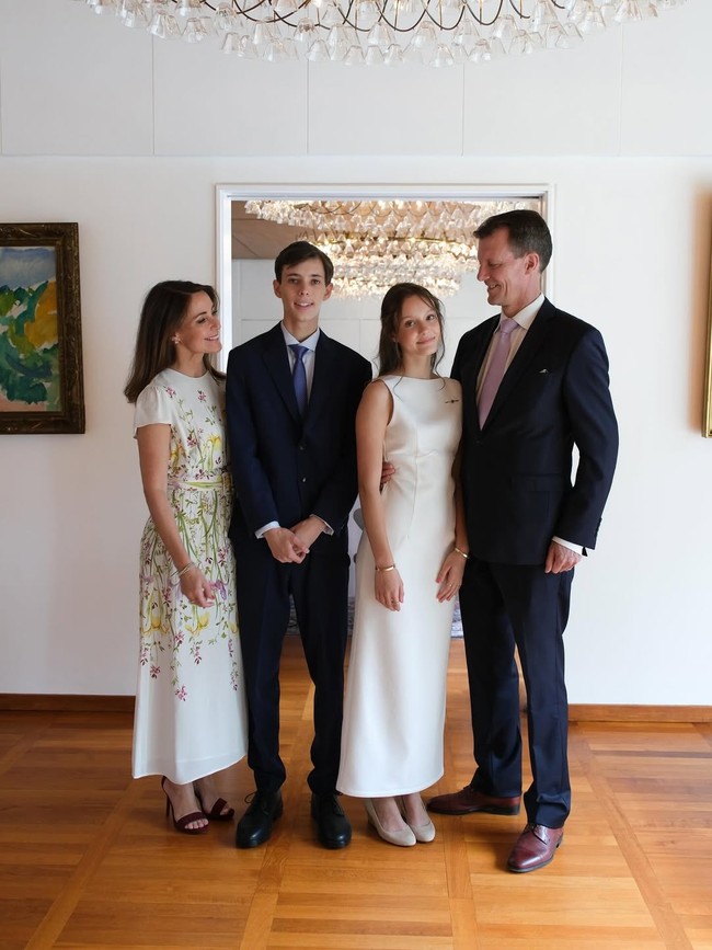 Countess Athena of Monpezat baru saja menandai momen penting dalam hidupnya. Putri dari Putri Marie dan Pangeran Joachim ini menjalani upacara Sakramen Penguatan, sebuah ritual Katolik yang melambangkan kedewasaan, di Georgetown Lutheran Church, Washington, AS, pada Sabtu (2/5/2026). Foto: dok. Instagram @detdanskekongehus