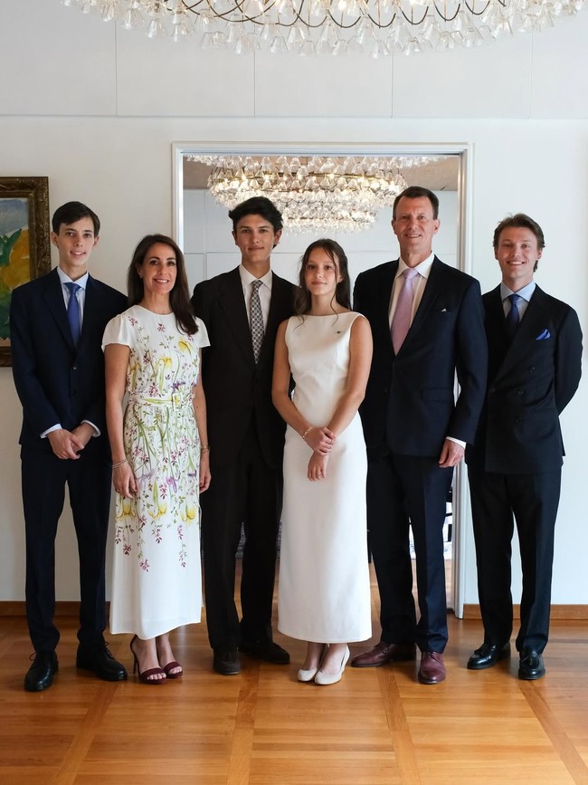 Meski begitu, ada perubahan besar dalam hidupnya. Athena kini tidak lagi menyandang gelar ‘Putri’. Sejak keputusan yang diumumkan Queen Margrethe II pada 2022, anak-anak dari Pangeran Joachim resmi kehilangan gelar Pangeran dan Putri. Kebijakan ini diambil untuk “merampingkan” monarki sekaligus memberi mereka kesempatan menjalani kehidupan yang lebih normal. Kini, Athena dikenal dengan gelar Countess. Foto: dok. Instagram @detdanskekongehus