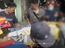 Video Aksi Damkar Bantu Evakuasi Pria Berbobot 150 Kg yang Mau Berobat ke RS
