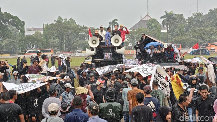 Demo para pekerja tambang di depan Pemda Kabupaten Bogor, Senin (4/5/2026).