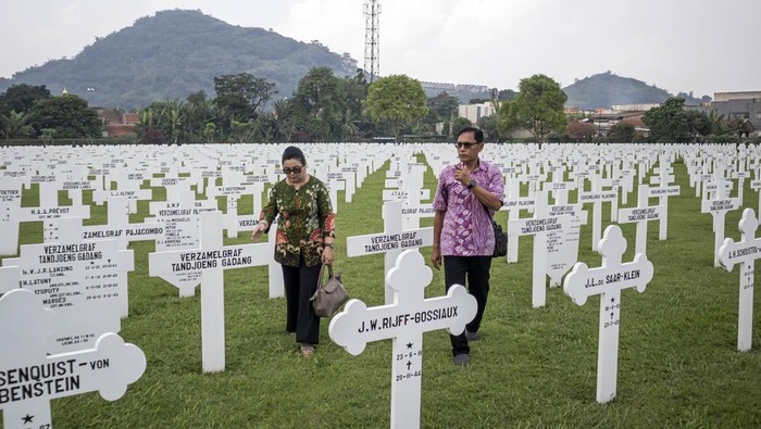 Peserta mengikuti upacara Hari Berkabung (Dodenherdenking) 2026 di Ereveld Leuwigajah, Kota Cimahi, Jawa Barat, Senin (4/5/2026). Yayasan Makam Kehormatan Belanda (Oorlogsgravenstichting) di Indonesia menggelar upacara Hari Berkabung yang merupakan hari nasional untuk merenung dan menghormati warga sipil serta anggota militer yang kehilangan nyawa dalam peperangan sekaligus misi perdamaian sejak dimulainya Perang Dunia Kedua baik di dalam wilayah Kerajaan Belanda maupun di luar negeri. ANTARA FOTO/Abdan Syakura