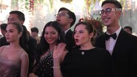 Momen Elina Joerg menggandeng pacar di resepsi pernikahan El Rumi dan Syifa Hadju. Foto: Youtube El Syifa TV