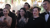 Deswita Maharani saat mengisi Rumpi: No Secret menjawab pertanyaan Feni Rose soal sosok pria yang memeluk Elina di pernikahan El Rumi dan Syifa Hadju itu. Foto: Youtube El Syifa TV