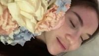 Malam ini tidur nyenyak bersama flower toss kuu hehehehe, tulis Elina Joerg. Foto: Instagram @elinaaaaajoerg