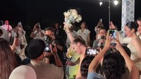 Elina Joerg pada momen wedding vow El Rumi dan Syifa Hadju berhasil mendapatkan bunga yang dilempar oleh pengantin. Foto: Instagram Story @kesharatuliu05