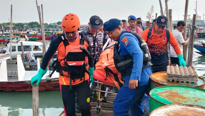 Evakuasi korban perahu angkut besi tua tenggelam di Gresik