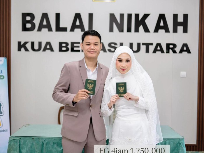 Foto pernikahan Aura Sabrina dan Zikri, yang menikah di KUA.
