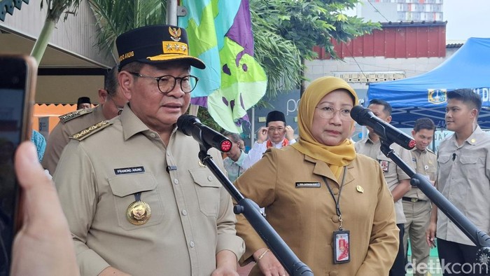 Gubernur DKI Jakarta Pramono Anung meminta pihak kelurahan turut menangani persoalan warga. Dia meminta kelurahan tak hanya urus masalah administratif. (Belia/detikcom)