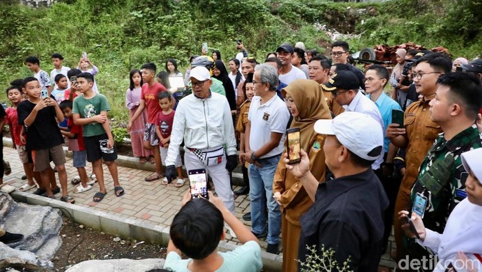 Gubernur Jawa Barat Dedi Mulyadi melakukan kunjungan mendadak ke sekolah rintisan SMAN 11 Tasikmalaya.