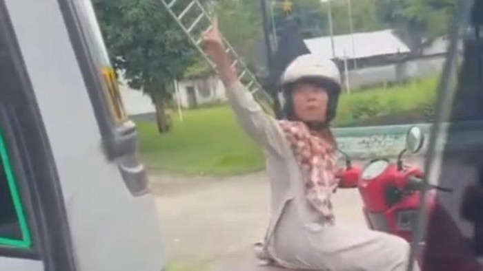 Aksi Sri Wahyuni, guru SLB yang menghadang Bus Sugeng Rahayu yang hendak menerobos di simpang tiga Pabrik Gula (PG) Poerwodadi, Glodok, Magetan