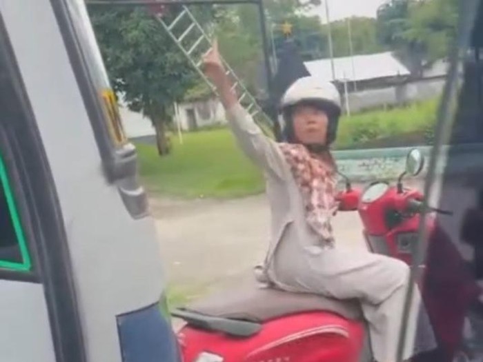 Aksi Sri Wahyuni, guru SLB yang menghadang Bus Sugeng Rahayu yang hendak menerobos di simpang tiga Pabrik Gula (PG) Poerwodadi, Glodok, Magetan