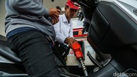 Kenaikan terjadi pada Pertamax Turbo yang kini dibanderol Rp 19.900 per liter dari sebelumnya Rp 19.400 per liter. Sementara itu, Dexlite naik cukup tajam menjadi Rp 26.000 per liter dari harga sebelumnya Rp 23.600 per liter.