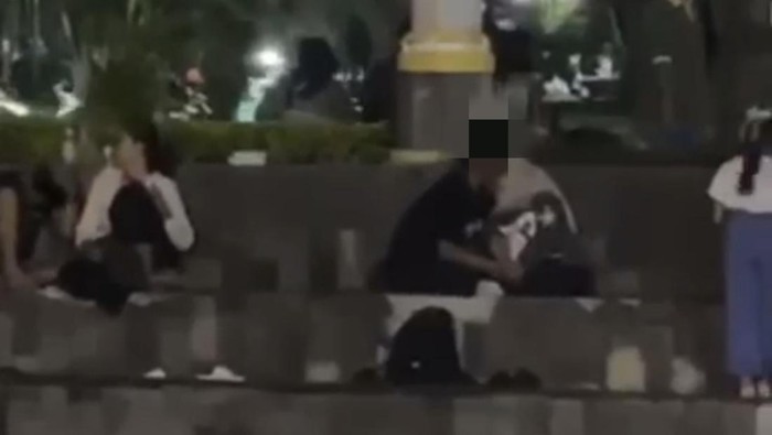 Heboh sejoli bercumbu di tempat umum di Taman Bundaran Gresik Kota Baru.