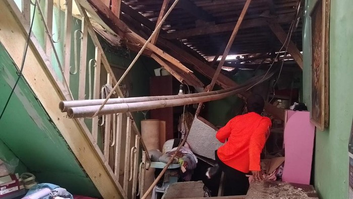 Hujan deras mengakibatkan rumah ambruk di Bogor Barat, Kota Bogor. Satu keluarga mengungsi sementara (Dok istimewa).