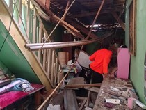 Rumah Warga Ambruk Imbas Hujan Deras di Bogor, Sekeluarga Mengungsi