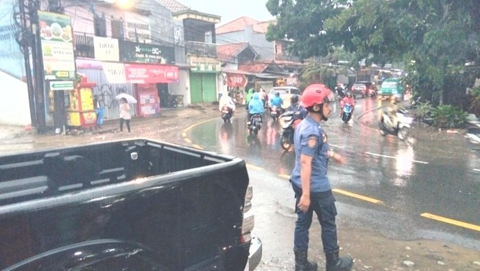 Hujan disertai angin kencang melanda Kota Depok, Jawa Barat sore ini. Kawasan Jaln KSU, Sukamajaya tergenang hingga pengendara motor (pemotor) menerobos banjir. (dok Istimewa)
